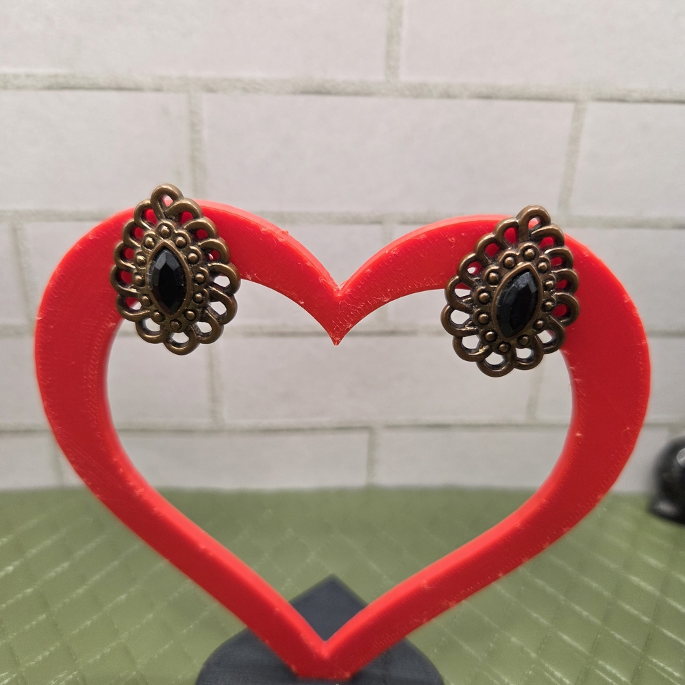 993. Vintage Filigree Clip On Earrings